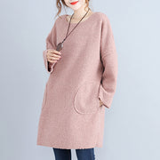 mode warm rosa cord mittelschicht kleider oversize große taschen strickkleid