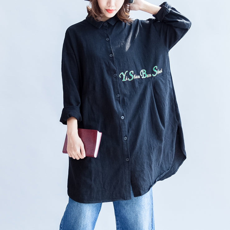 Front-Alphabet-Stickerei, schwarze Baumwoll-Tops plus Größe, langärmlige, mittellange Hemden