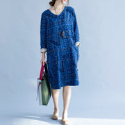 stilvolles Baumwollkleid mit blauem Aufdruck trendige Festtagskleider in Übergröße Neues, langärmliges, bauschiges, seitlich offenes Baumwollkleid mit V-Ausschnitt