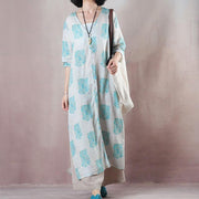 Stilvolles langes Leinenkleid mit blauem Druck plus Größenkleidung V-Ausschnitt seitlich offenes Reisekleid Feines Kleid mit halben Ärmeln