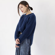 stylischer blauer Winterpullover plus Größenkleidung O-Ausschnitt seitlich offene Pullover Feine Zopfstrick-Winteroberteile