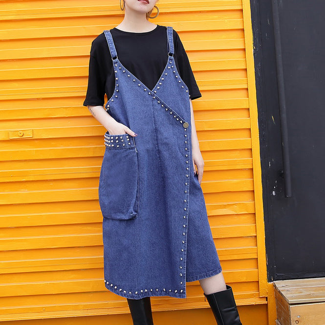 stylisches Jeansblau Baumwollkleid in Midi-Länge Locker sitzendes Maxikleid aus Baumwolle Feine, mit Nieten verzierte, ärmellose Kniekleider