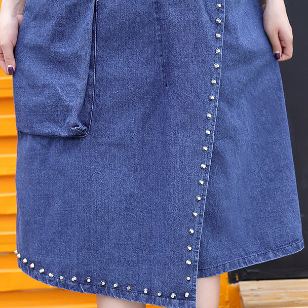 stylisches Jeansblau Baumwollkleid in Midi-Länge Locker sitzendes Maxikleid aus Baumwolle Feine, mit Nieten verzierte, ärmellose Kniekleider