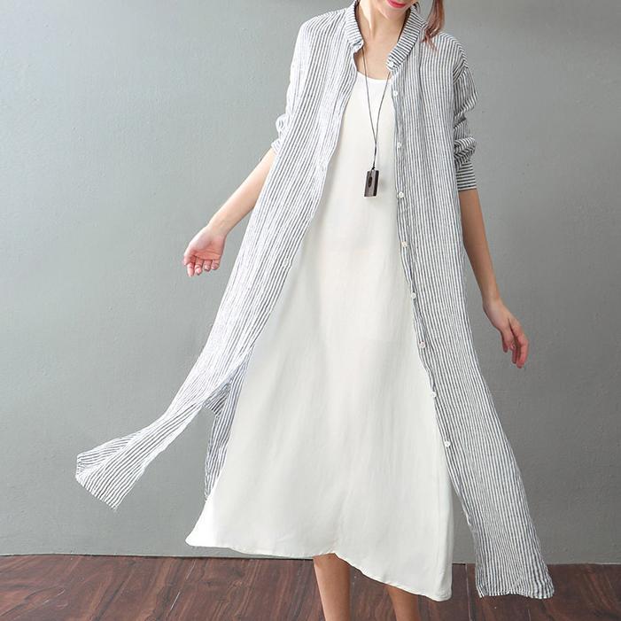 Feines grau gestreiftes Kleid aus natürlichem Baumwollleinen plus Größenkleidung für Frauen mit langen Ärmeln