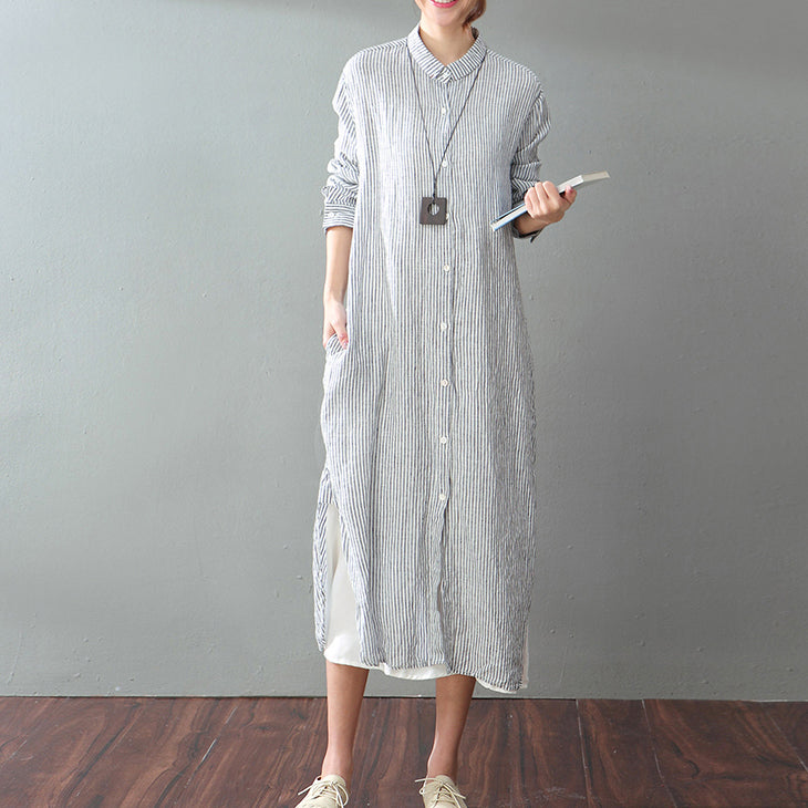 Feines grau gestreiftes Kleid aus natürlichem Baumwollleinen plus Größenkleidung für Frauen mit langen Ärmeln