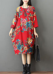 Feine rote Drucke Leinenkleid in Midi-Länge. Trendiges Urlaubskleid aus Leinen und Baumwolle in Übergröße