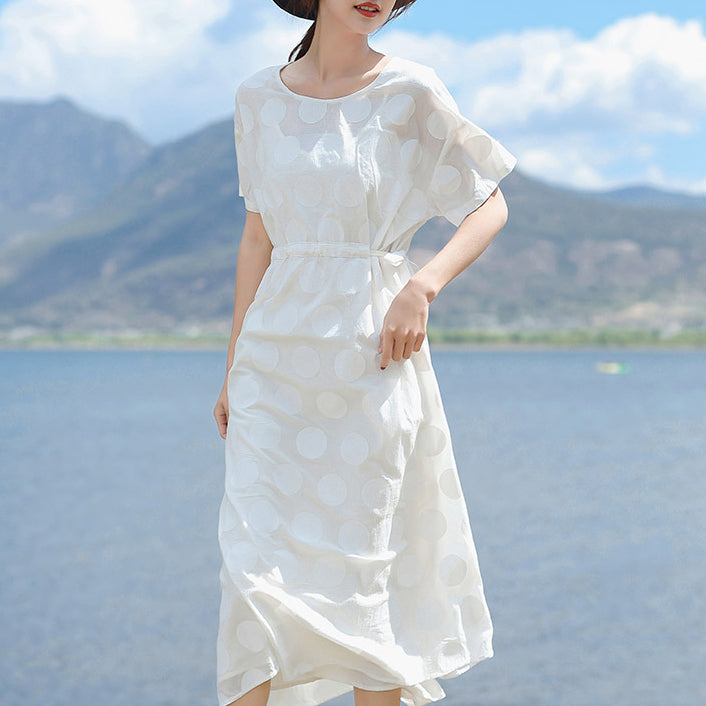 feines weißes Leinen-Maxikleid plus Größe O-Ausschnitt gepunktetes Kleid feine Kurzarm-Kleider mit Taillenbindung